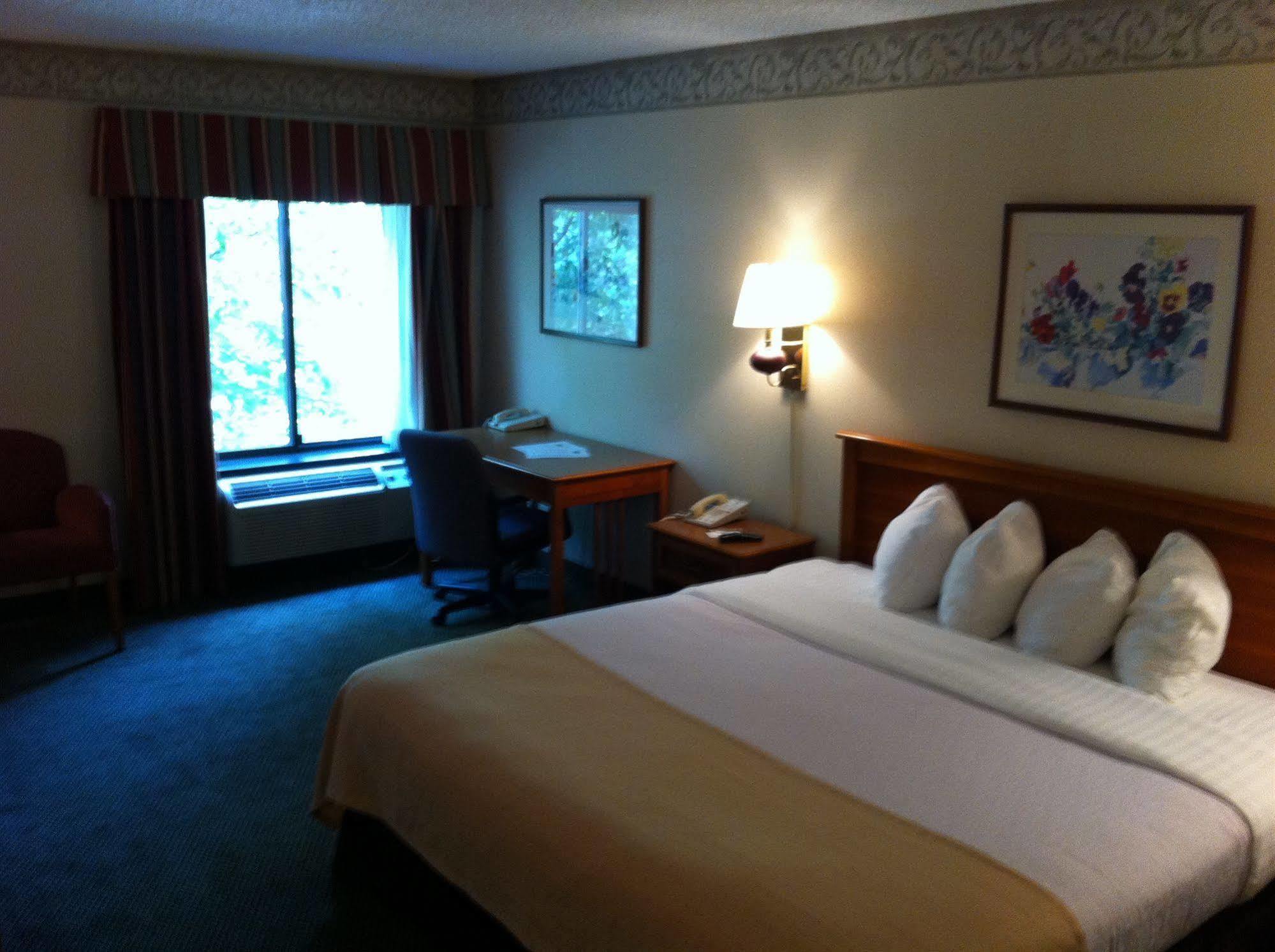 Holiday Lodge Hotel And Conference Center Файетвил Екстериор снимка